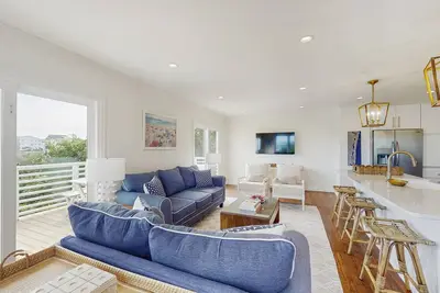 Image de Stunning modern coastal home with multiple private decks and outdoor shower