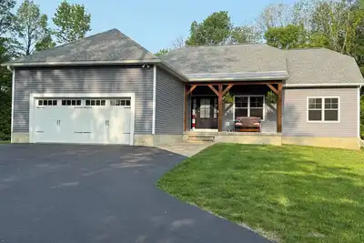 Image de Saratoga Get Away\nSpacious 4 bedroom house in charming Ballston Spa w/ WiFi, Ac