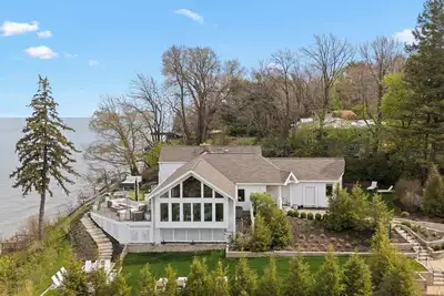 Image de Lakefront Bluff - luxury stay with hot tub, amazing views, and massive beach nea