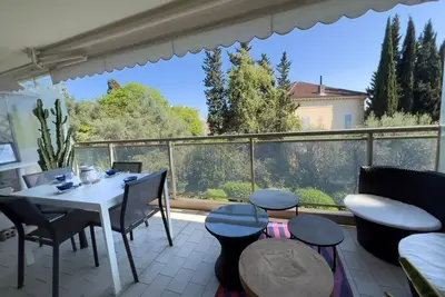 Image de Élégant 2 pièces - piscine et garage