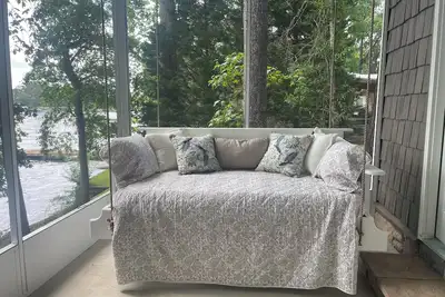 Image de Dogwood Cottage at Lake Jordan with boat dock/hot tub lakeside/Rv parking spot
