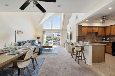 Image de Newly Furnished Sun Drenched Duplex Private Deck Steps to the Beach & Boardwalk!