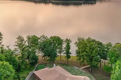Image de The Eagle's Nest Lakehouse ~Pickleball Court! ~4 acres ~700Ft Shoreline ~Kayaks