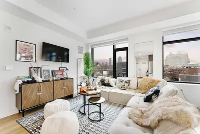 Image de Family-Friendly South End Suite: City Views, Pool & Family Fun!