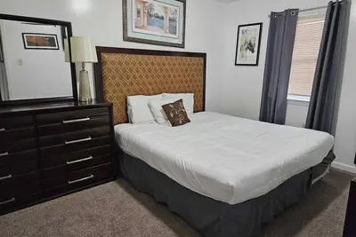 Image de 5 Br Secluded Compound-Abundant Parking-Minutes from Downtown & Airport.