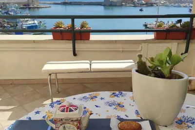 Image de Directly Overlooking The Harbor A Few Meters From The Cathedral