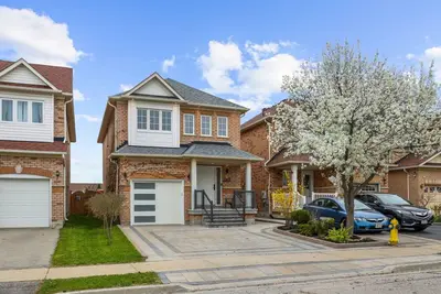 Image de Family Home, sleeps 8 -3bdrm-3bath- Very central - Wonderland-Vaughan