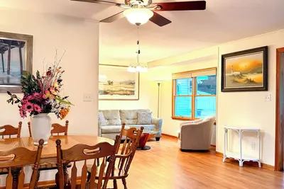 Image de Poseidon’s Big Getaway – 3br/2ba Surrounded by Nature, Minutes from the Beach!