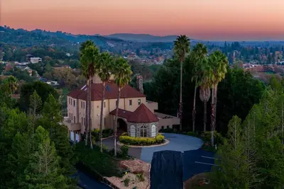 Image de Luxury Hilltop Villa | Pool, Hot Tub & Close to Downtown