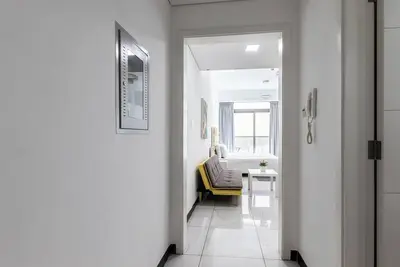 Image de Chic & Comfortable Studio in Crystal Residence Jvc