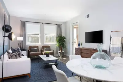Image de Bright 2br Condo at Murphy Station w Pool