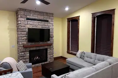 Image de Downtown Retreat Overlooking Main Street | Modern & Cozy