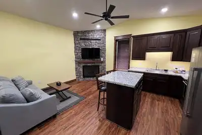 Image de Business Stay Made Easy - Remodeled Downtown Apt w/Workspace