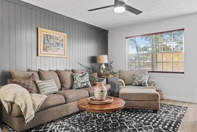 Image de 5 min to Gainesville City square, Washer & Dryer, Reserved Parking, 16+day only