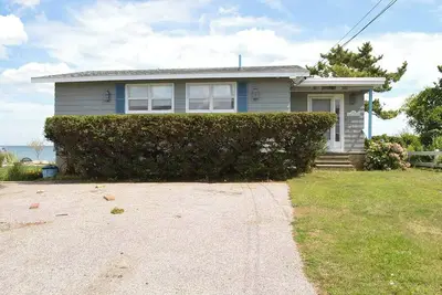 Image de This house is a 2 bedroom(s), 1 bathrooms, located in Narragansett, Ri.