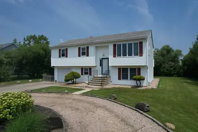 Image de This 5 bedroom, 2 bathroom home can comfortably sleep a family of 10 with its 5 full sized beds