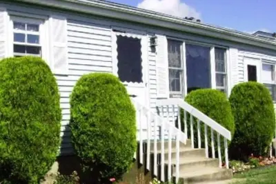 Image de This house is a 3 bedroom(s), 1 bathrooms, located in Narragansett, Ri.