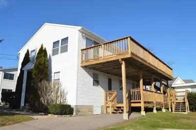 Image de This house is a 6 bedroom(s), 2 bathrooms, located in Narragansett, Ri.