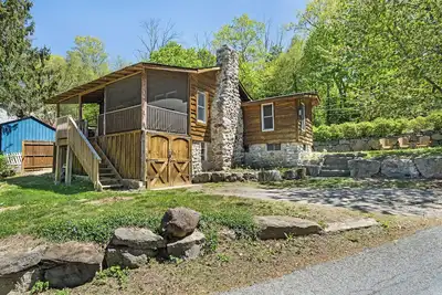 Cozy 2-bedroom cabin in Andover with WiFi, W/D Ac, Backyard, Front Porch & Grill