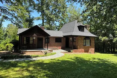 Image de Black Rose:  A uniquely charming vintage 3 bedroom home