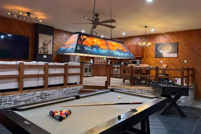 Image de Secluded, Luxuriously Remodeled, Gaming, Hot Tub!