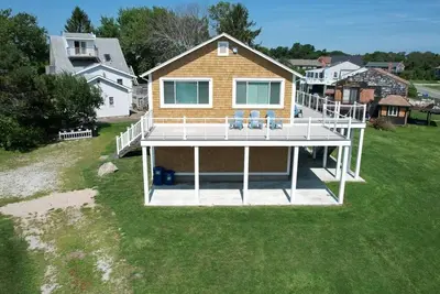 Image de Water Views! Extremely close to Beach!