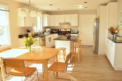 Image de Getaway on Jamestown with Yard!