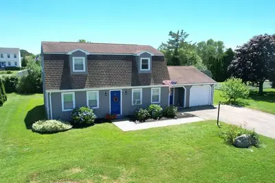 Image de Spacious four-bedroom home close to the beach