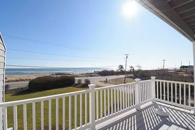 Image de Beautiful ocean views/ steps to the sand
