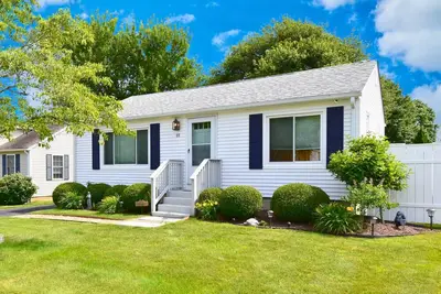 Image de This house is a 3 bedroom(s), 1. 5 bathrooms, located in Narragansett, Ri.