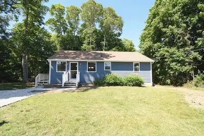 Image de This house is a 4 bedroom(s), 2 bathrooms, located in Narragansett, Ri.