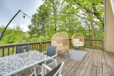 Image de Walk to Lake Taneycomo: Cabin w/ Deck + Fire Pit!