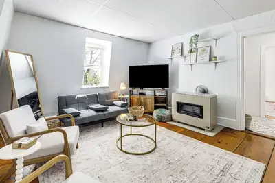 Explore Dtwn, Parks & Colleges: Cozy Worcester Apt