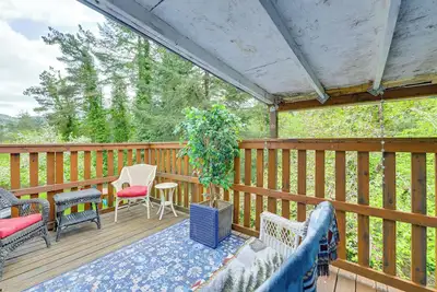 Image de 10 Mi to South Beach & Newport: Home w/ Deck!
