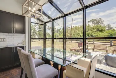 Image de Pool Table, Fire Pit: Spacious Home in Dover!