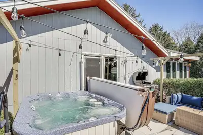 Image de 9 Mi to Shore: Home w/ Hot Tub in Howards Grove!