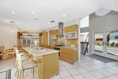 Image de Ocean view Spacious 5-bedroom villa with heated pool jacuzzi & private beach