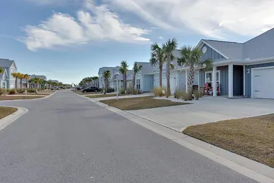 Image de Making Mo Memories is a Beautiful Beach House with Golf Cart, Beach, Pool Access