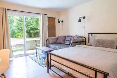 Image de Studio w Balcony | Smart Tv & 2-Min Walk to Lake