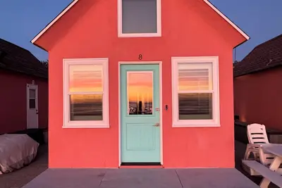 Image de Oside Beach Cottage - Stay on the Sand in Oceanside, Ca