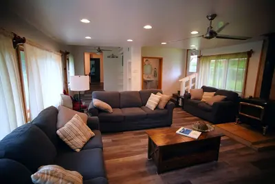 Image de The Ten Mile House – Walk to Beach + Boat Parking
