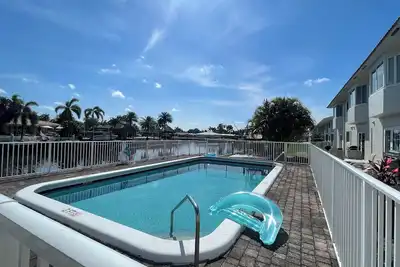 Image de Intercostal view 2-bedroom condo with Pool in charming Pompano Beach