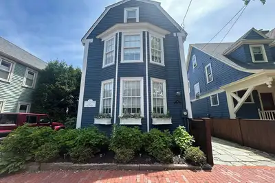 Image de Downtown Home. Walk to Waterfront, Restaurants, Shops & Train. Beaches Nearby.