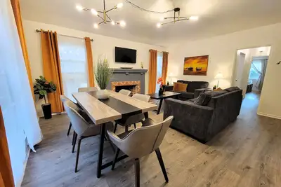 Image de Spacious 3 bedroom apt. Walk to markets, Game console, 10 min to Rodeo Drive!