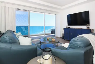 Image de Seaside Serenity – Oceanfront elegance with stunning views all around.