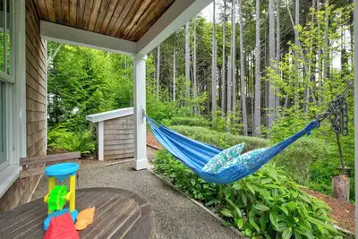 Image de Quiet Seabrook Home- Walk to Town & Beach, Prvt Backyard + Greenbelt Views