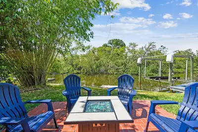 Image de Waterfront Oasis with Kayaks, Dock and Boat Lift