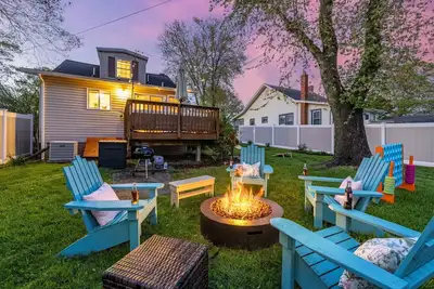 Image de Quick walk to the beach! Fire pit, Corn hole, Games & More!