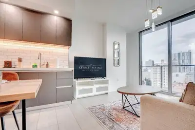 Image de Chic 1 Bedroom Condo with City View