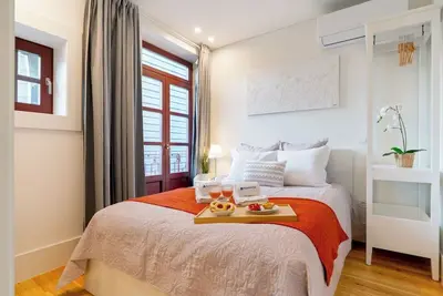 HostWise - Bright and Cozy Flat w/ Balcony